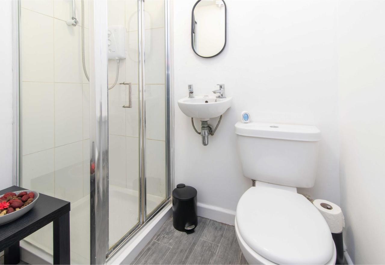 Stylish & Central 2 Bedroom Apartment - Fast Wifi Касл-Донингтон Экстерьер фото